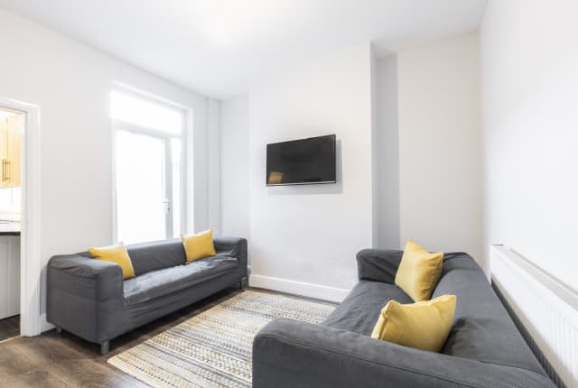 3 Bed House - Raglan Street photo 1